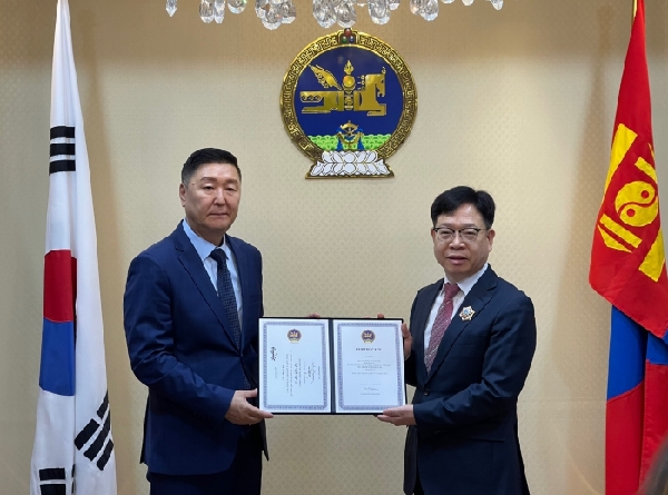  김기선 몽골어과 학과장님 북극성 훈장 수여식 대표이미지